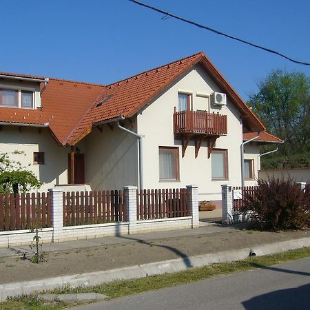 Csipkehaz Apartman Черкеселе Екстер'єр фото