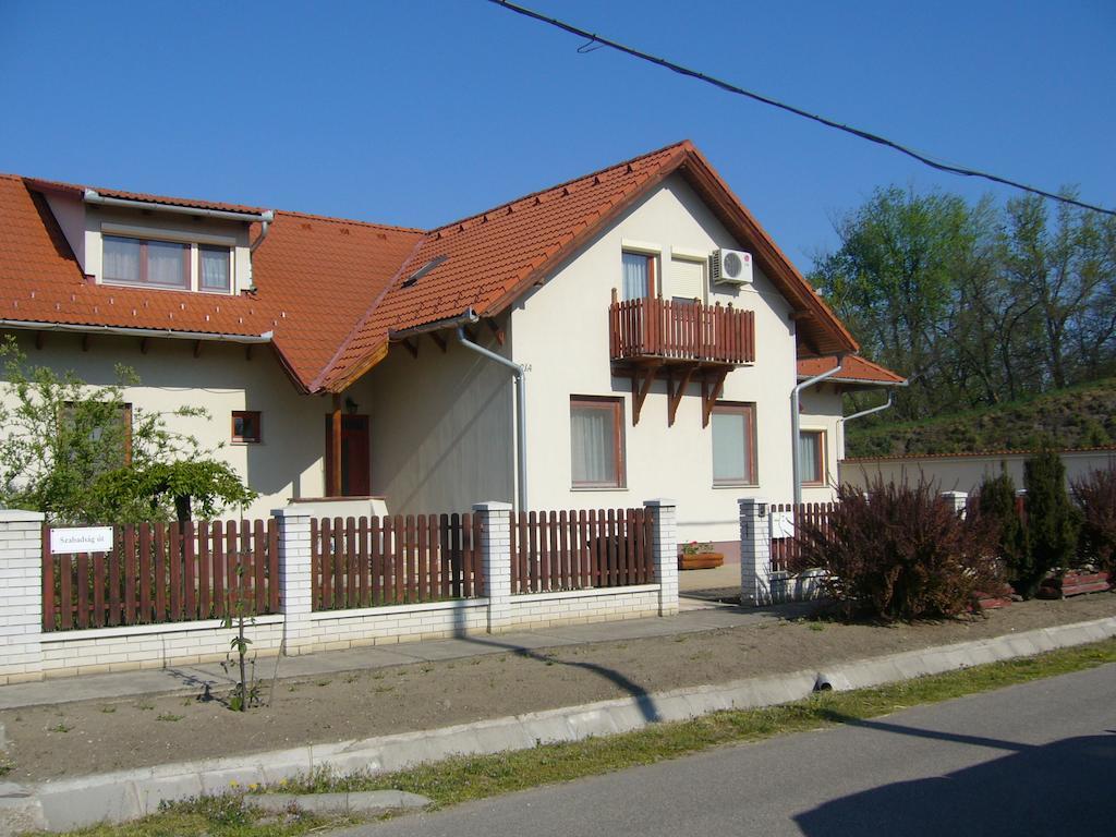 Csipkehaz Apartman Черкеселе Екстер'єр фото